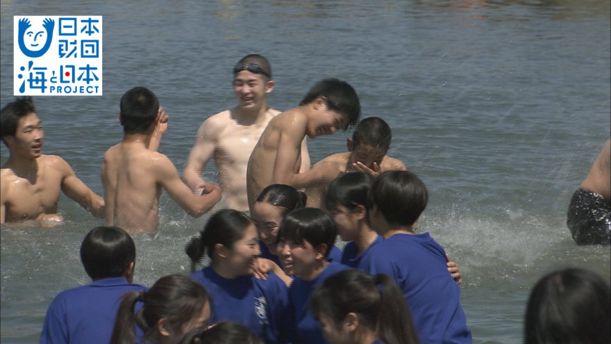 【伝統の日本海開き】冷たい海水の中へ飛び込む、高校生が日本海に挑む！
