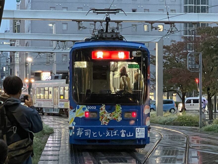 小学生がデザインを手がけた オリジナルラッピング電車の出発式を開催しました！