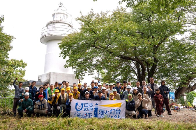 伏木を見守る「岩崎ノ鼻灯台」　周辺の景観を美しく