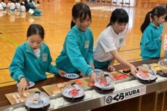 回転寿司チェーン「くら寿司」との共同プロジェクト！ 「お寿司で学ぶSDGs」出張授業を開催しました！