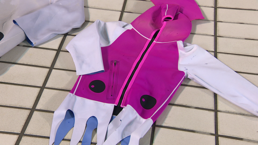 イカの形で水難事故防止　富山のライフセーバーがユニーク啓発